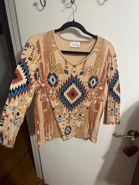 💜 M Cactus Bay Peach Aztec-Print Long Sleeve V-Neck Top with Blue & Rust Accents